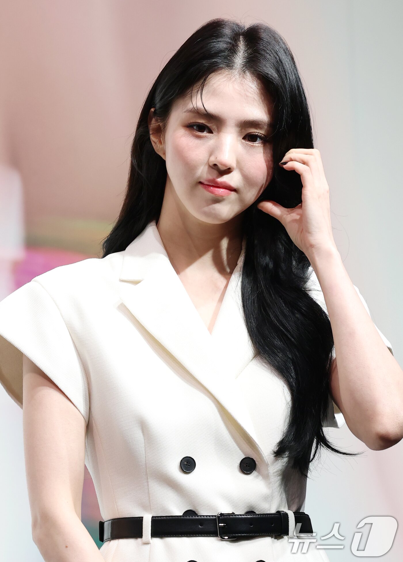 본문 이미지 - 배우 한소희가 18일 서울 중구 DDP에서 열린 프랑스 브랜드 디올&#40;DIOR&#41;의 ‘크리스챤 디올: 디자이너 오브 드림스&#40;Christian Dior: Designer of Dreams&#41;’ 전시회에 참석해 볼 하트 포즈를 취하고 있다. ⓒ News1 권현진 기자