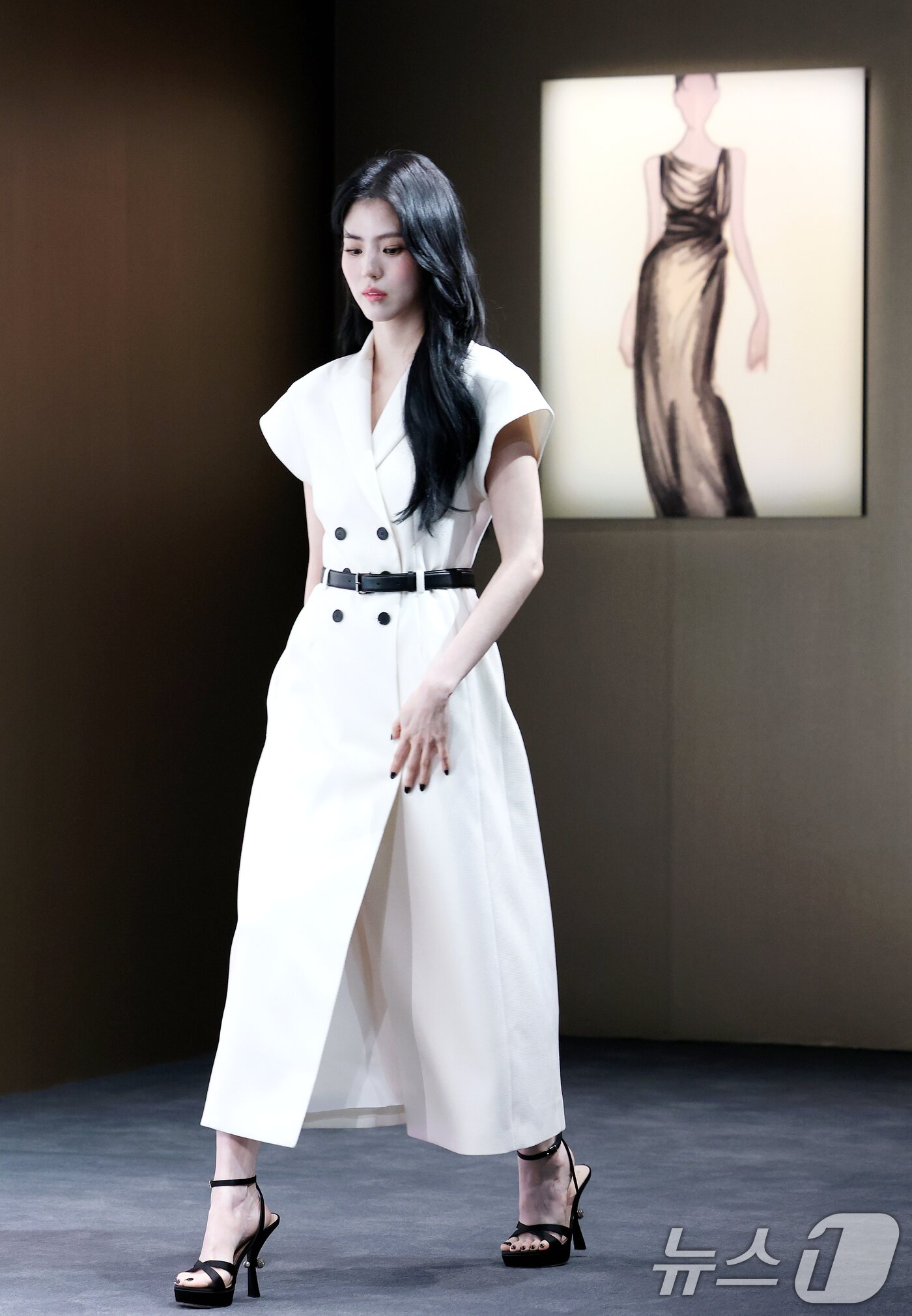 본문 이미지 - 배우 한소희가 18일 서울 중구 DDP에서 열린 프랑스 브랜드 디올&#40;DIOR&#41;의 ‘크리스챤 디올: 디자이너 오브 드림스&#40;Christian Dior: Designer of Dreams&#41;’ 전시회에 참석하고 있다. ⓒ News1 권현진 기자