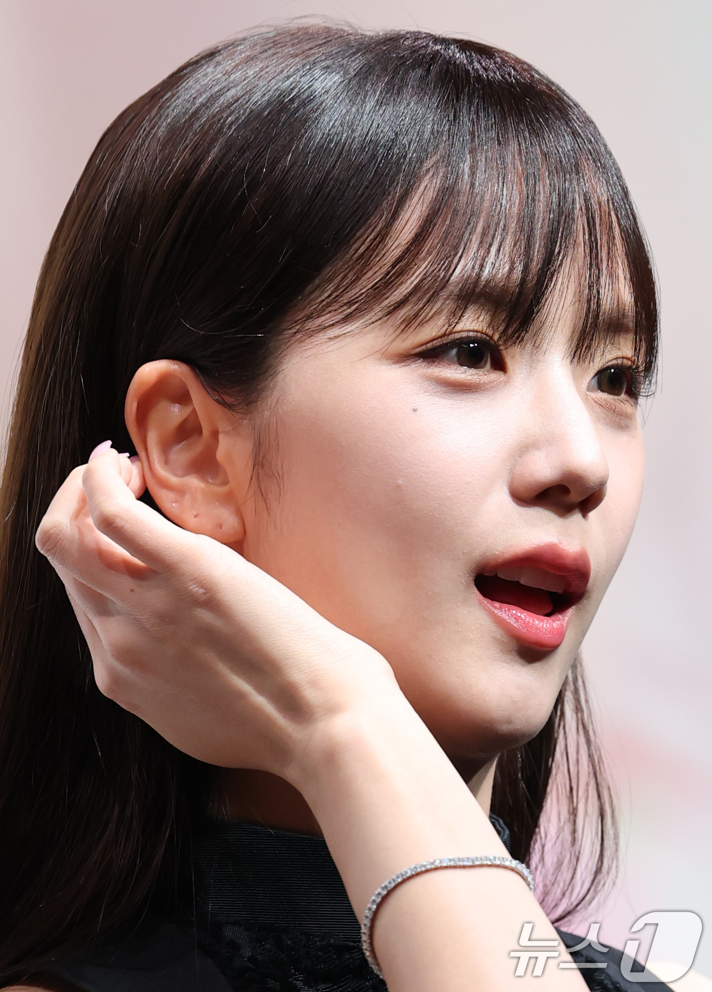 (서울=뉴스1) 권현진 기자 = 블랙핑크 지수가 18일 서울 중구 DDP에서 열린 프랑스 브랜드 디올(DIOR)의 ‘크리스챤 디올: 디자이너 오브 드림스(Christian Dior …