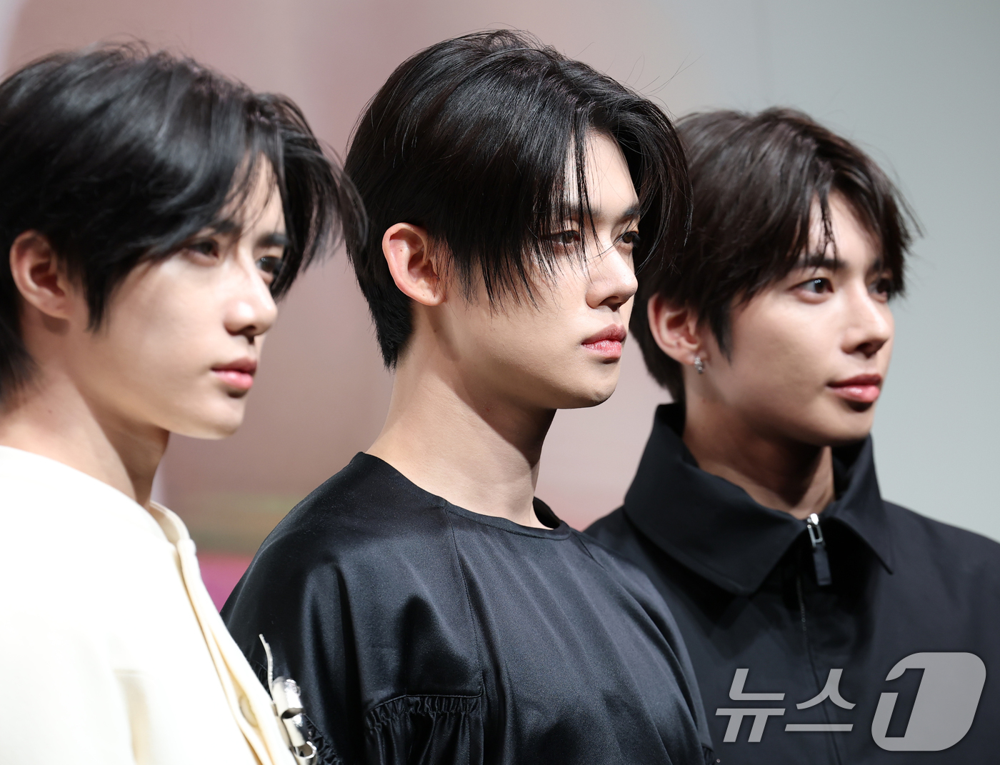 (서울=뉴스1) 권현진 기자 = 투모로우바이투게더 연준(가운데)이 18일 서울 중구 DDP에서 열린 프랑스 브랜드 디올(DIOR)의 ‘크리스챤 디올: 디자이너 오브 드림스(Chri …