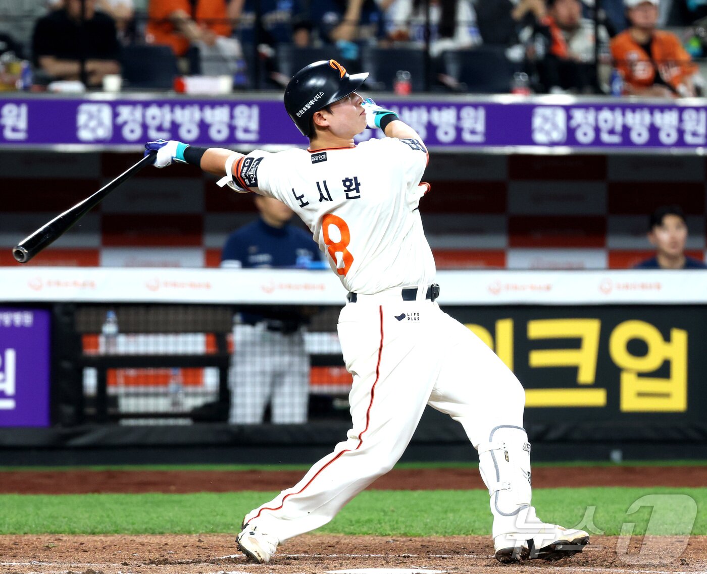 본문 이미지 - 18일 대전 한화생명볼파크에서 열린 프로야구 '2025 신한 SOL 뱅크 KBO리그' 한화 이글스와 NC 다이노스 경기에서 한화 노시환이 4회말 솔로 홈런을 치고 있다. 2025.4.18/뉴스1 ⓒ News1 김기남 기자