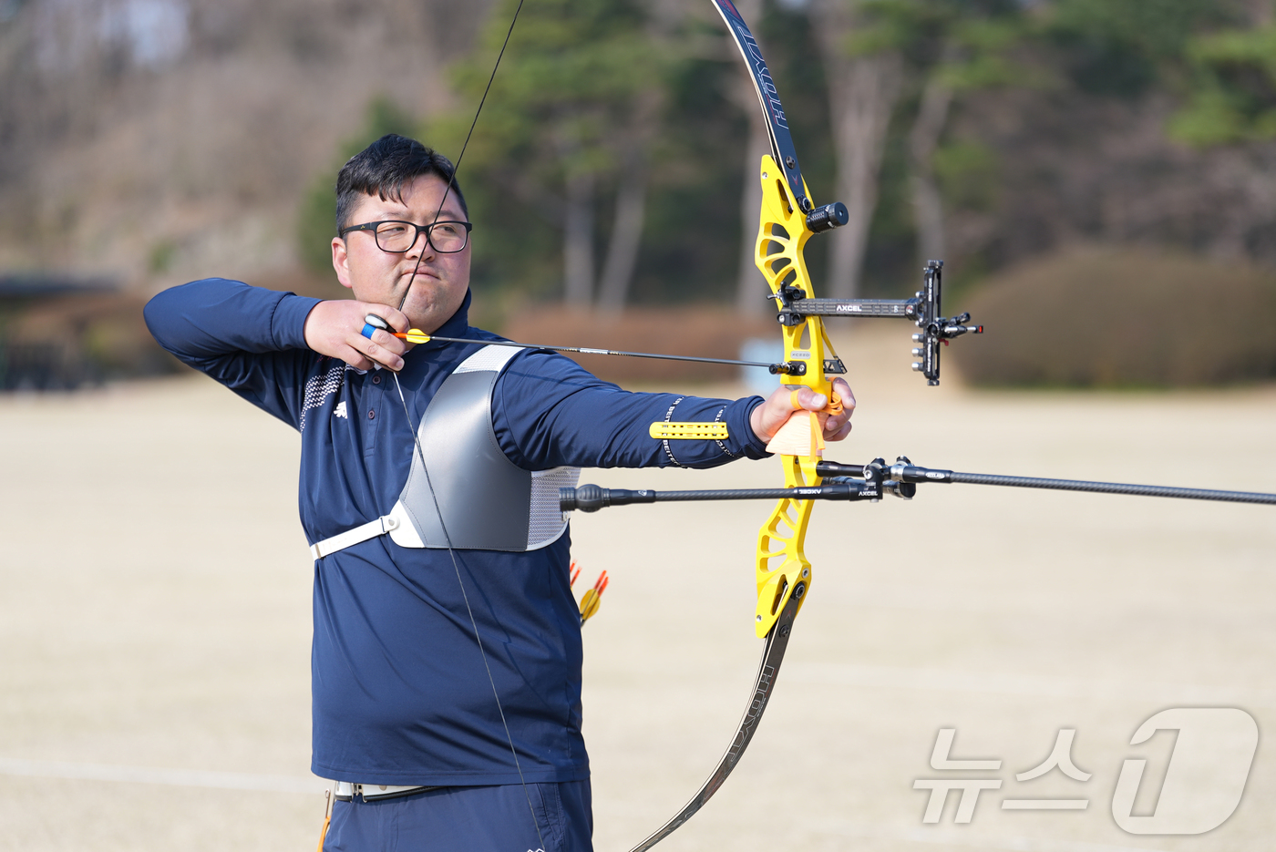 (서울=뉴스1) = 김우진이 18일 강원 원주양궁장에서 열린 2025년도 양궁 리커브 국가대표 최종 2차 평가전에서 활 시위를 당기고 있다.앞서 1차 평가전에서 8점을 받은 김우진 …