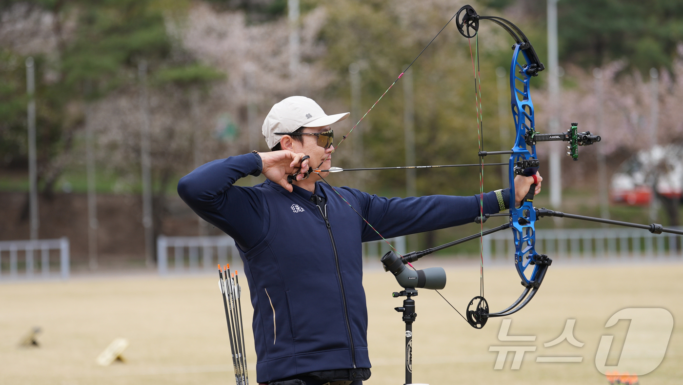 (서울=뉴스1) = 최용희가 18일 강원 원주양궁장에서 열린 2025년도 양궁 국가대표 최종 2차 평가전에서 활 시위를 당기고 있다.컴파운드 남자부 최용희는 1·2차 평가전 합계 …