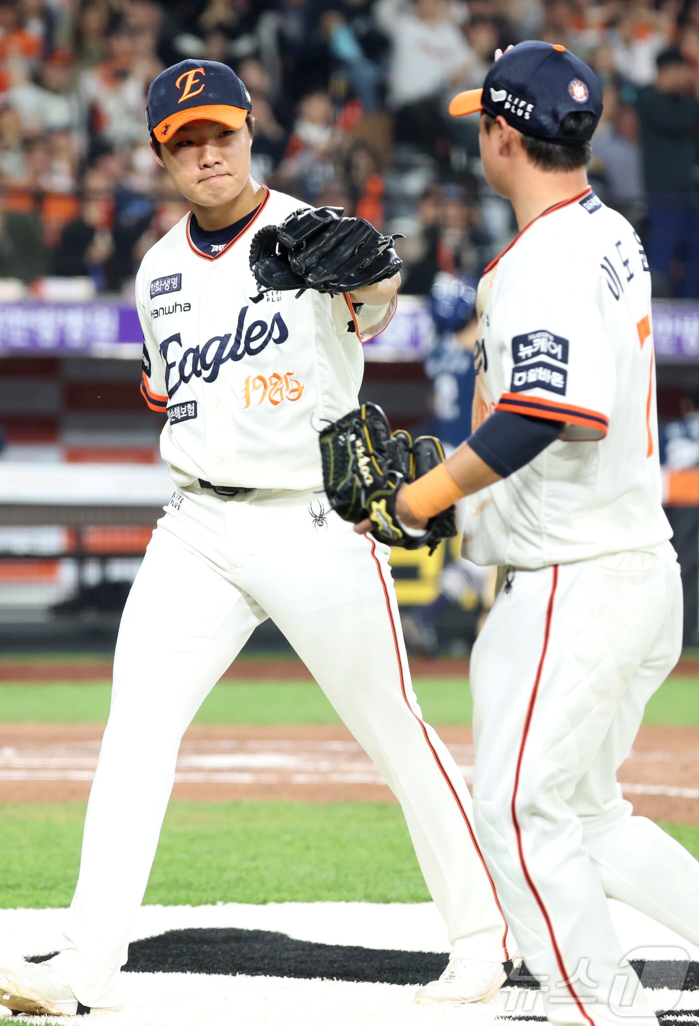 본문 이미지 - 18일 대전 한화생명볼파크에서 열린 프로야구 '2025 신한 SOL 뱅크 KBO리그' 한화 이글스와 NC 다이노스 경기에서 한화 정우주가 6회 호투하며 더그아웃으로 들어오고 있다. 2025.4.18/뉴스1 ⓒ News1 김기남 기자