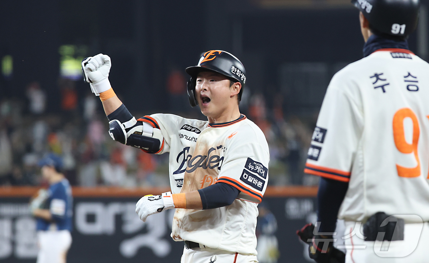 (대전=뉴스1) 김기남 기자 = 18일 대전 한화생명볼파크에서 열린 프로야구 '2025 신한 SOL 뱅크 KBO리그' 한화 이글스와 NC 다이노스 경기에서 한화 이도윤이 6회말 1 …