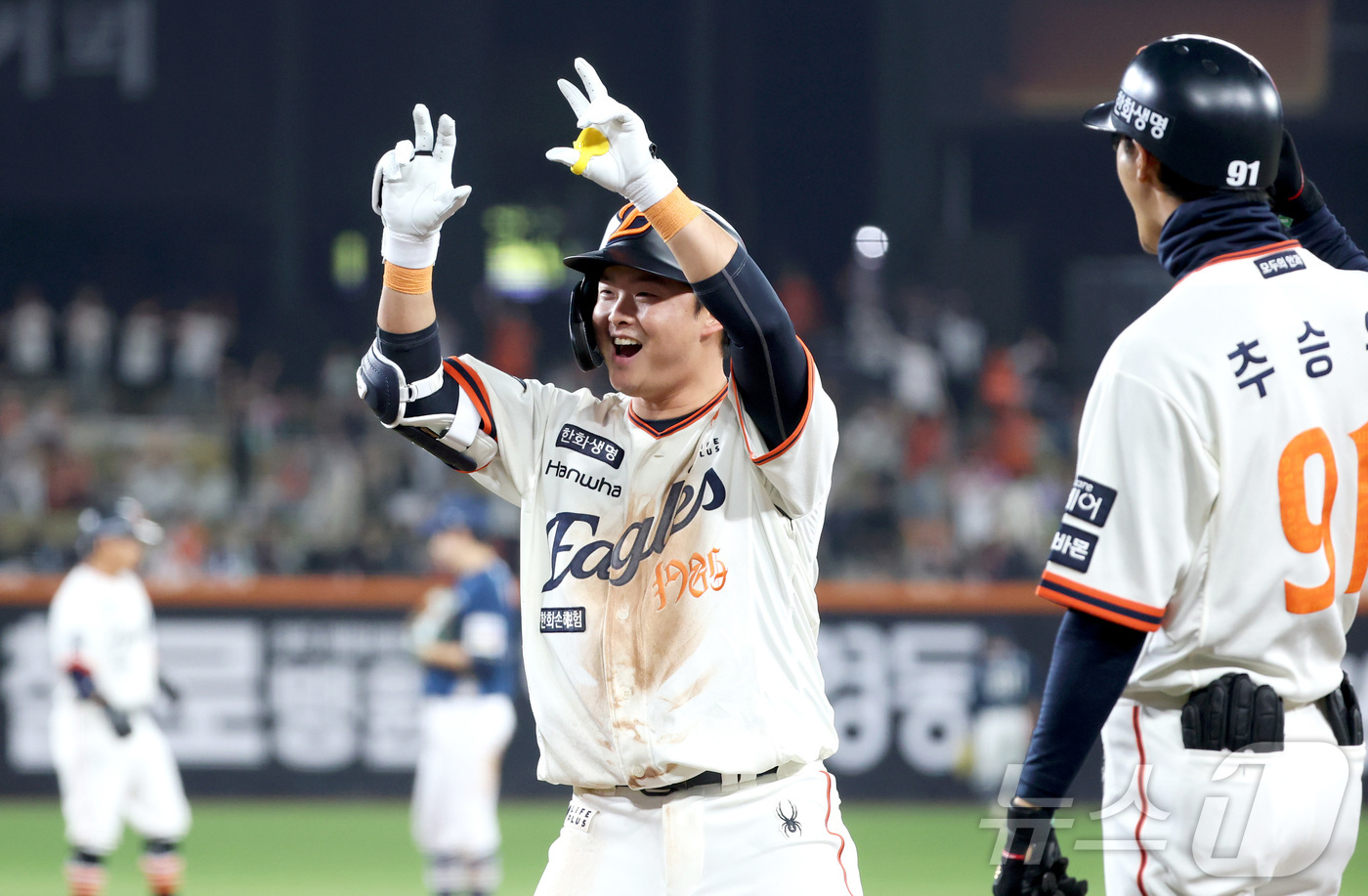 (대전=뉴스1) 김기남 기자 = 18일 대전 한화생명볼파크에서 열린 프로야구 '2025 신한 SOL 뱅크 KBO리그' 한화 이글스와 NC 다이노스 경기에서 한화 이도윤이 6회말 1 …