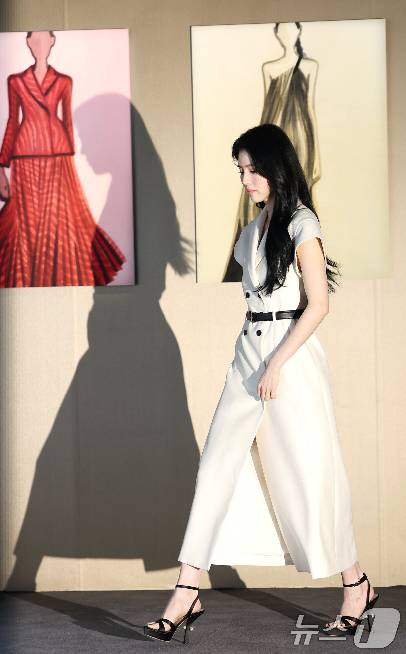 본문 이미지 - 배우 한소희가 18일 서울 중구 DDP에서 열린 프랑스 브랜드 디올&#40;DIOR&#41;의 ‘크리스챤 디올: 디자이너 오브 드림스&#40;Christian Dior: Designer of Dreams&#41;’ 전시회에 참석하고 있다. ⓒ News1 권현진 기자