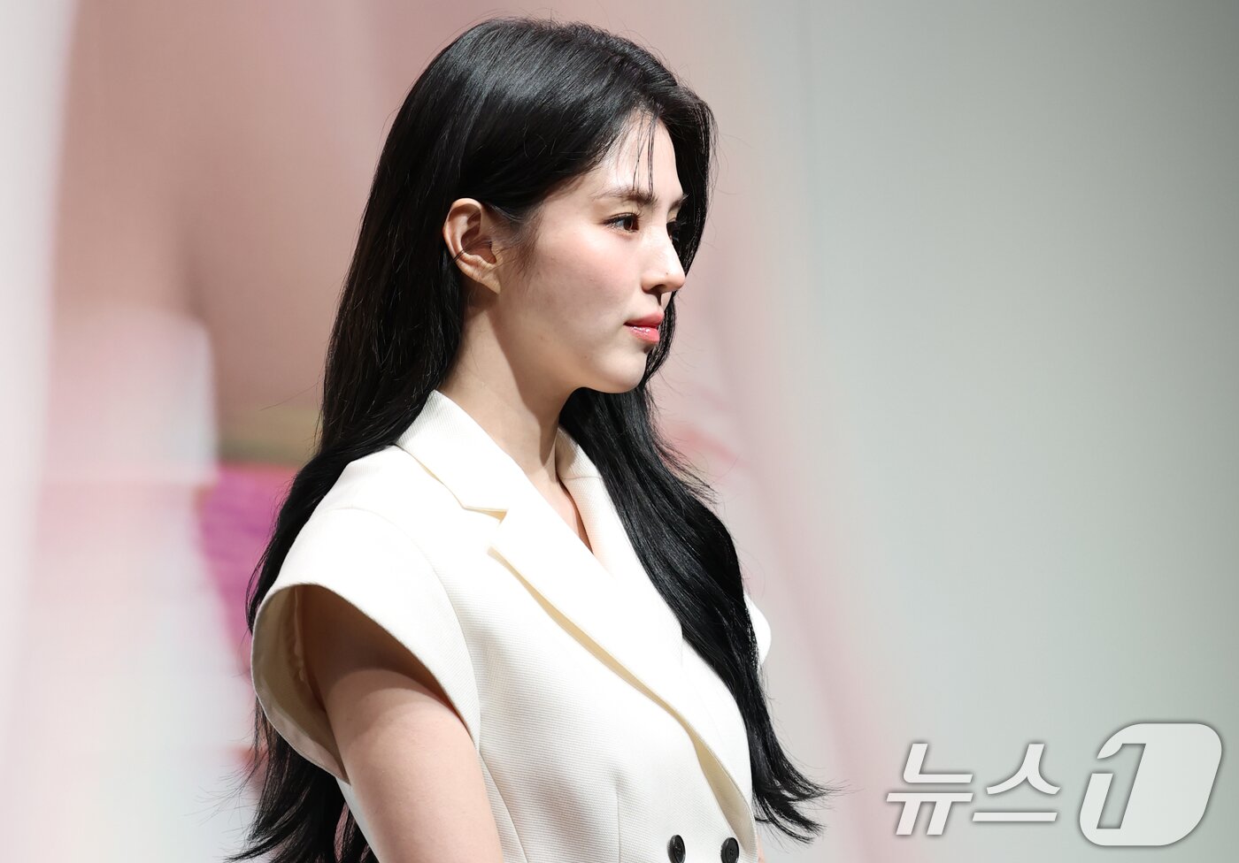 본문 이미지 - 배우 한소희가 18일 서울 중구 DDP에서 열린 프랑스 브랜드 디올&#40;DIOR&#41;의 ‘크리스챤 디올: 디자이너 오브 드림스&#40;Christian Dior: Designer of Dreams&#41;’ 전시회에 참석해 포즈를 취하고 있다. ⓒ News1 권현진 기자