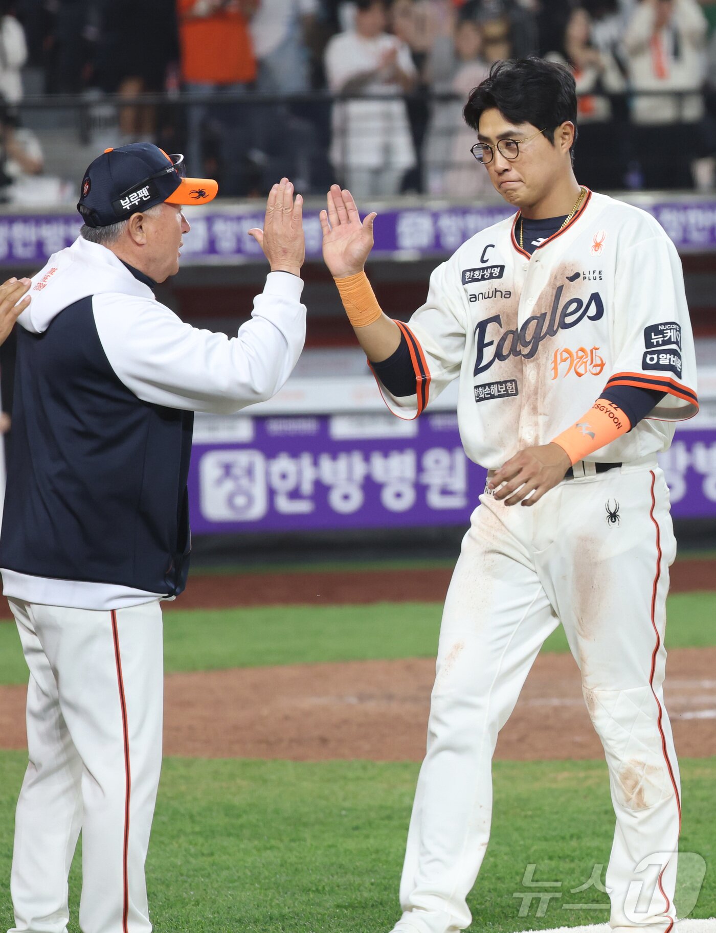 본문 이미지 - 한화 이글스 김경문 감독(왼쪽)과 주장 채은성. 뉴스1 DB ⓒ News1 김기남 기자