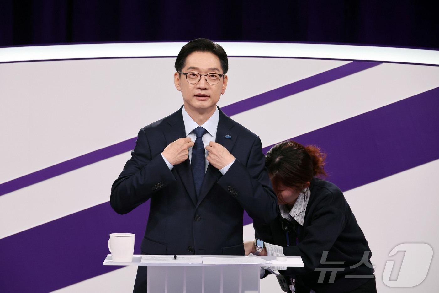 (서울=뉴스1) 국회사진취재단 = 18일 저녁 상암MBC 스튜디오에서 열린 더불어민주당 대선경선후보자 첫 TV토론에 참석한 김경수 후보자가 마이크를 착용하고 있다. 2025.4.1 …