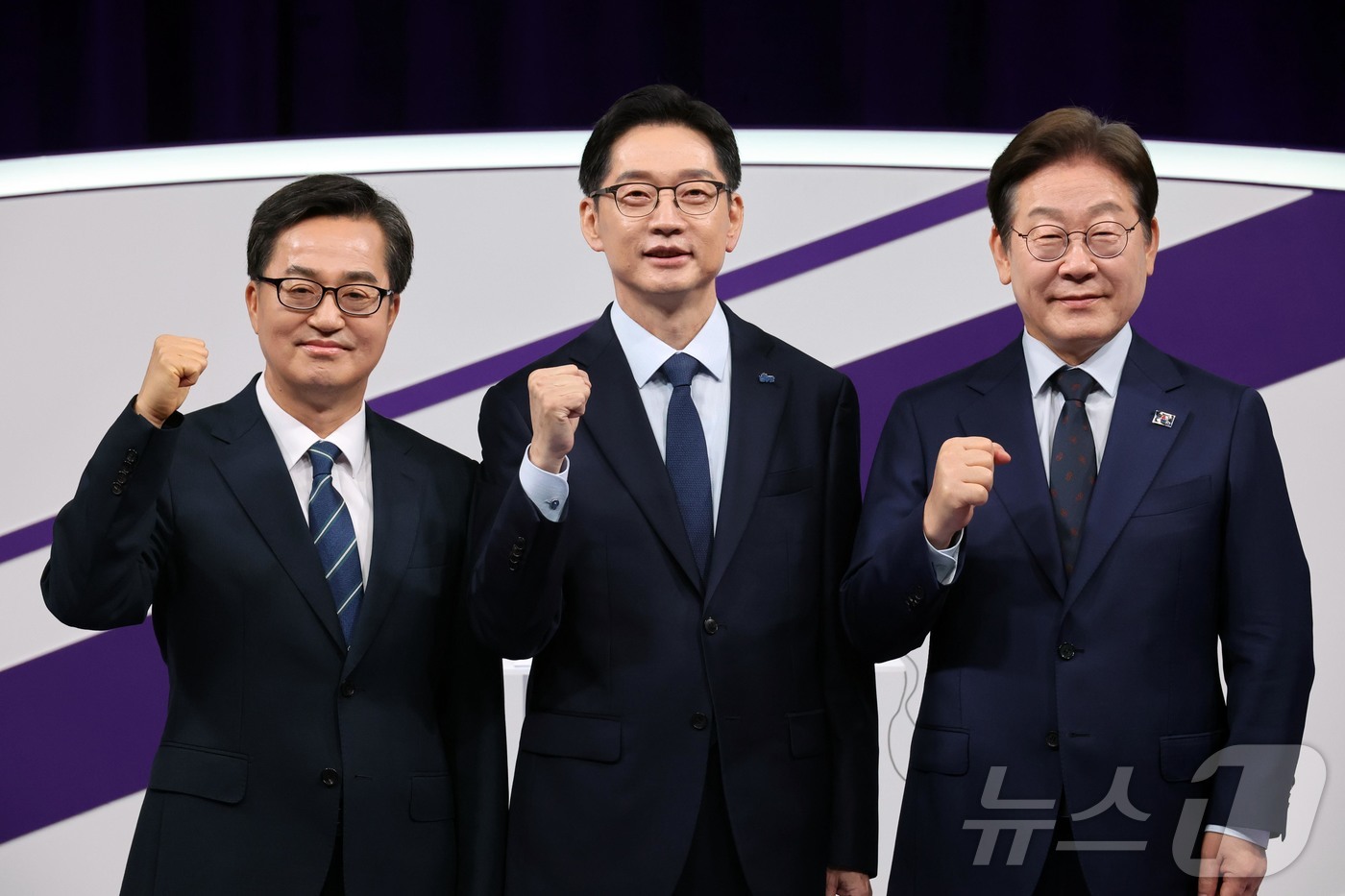 (서울=뉴스1) 국회사진취재단 = 18일 저녁 상암MBC 스튜디오에서 열린 더불어민주당 대선 경선 후보자 첫 TV토론에 참석한 (오른쪽부터)이재명, 김경수, 김동연 후보자가 파이팅 …