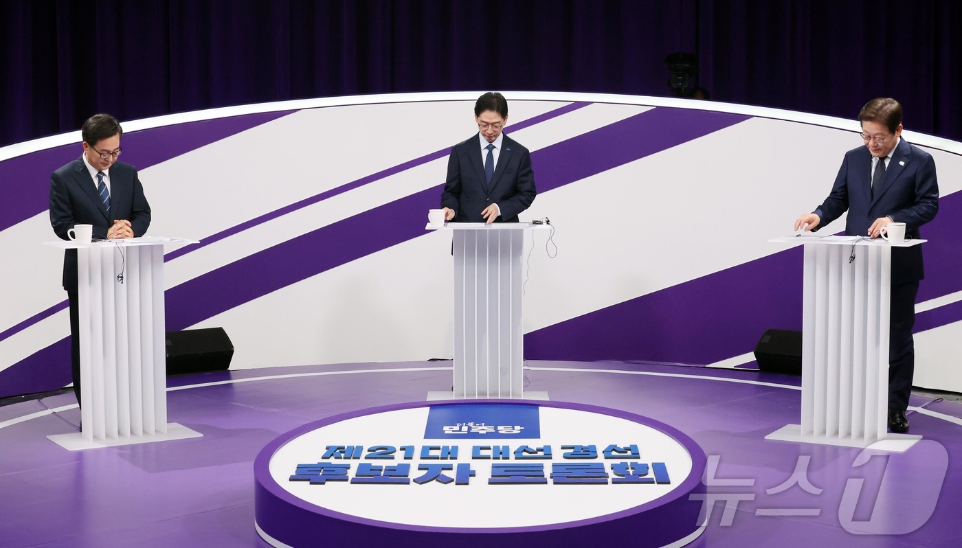 (서울=뉴스1) 국회사진취재단 = 18일 저녁 상암MBC 스튜디오에서 열린 더불어민주당 대선 경선 후보자 첫 TV토론에 참석한 (오른쪽부터)이재명, 김경수, 김동연 후보자가 토론을 …