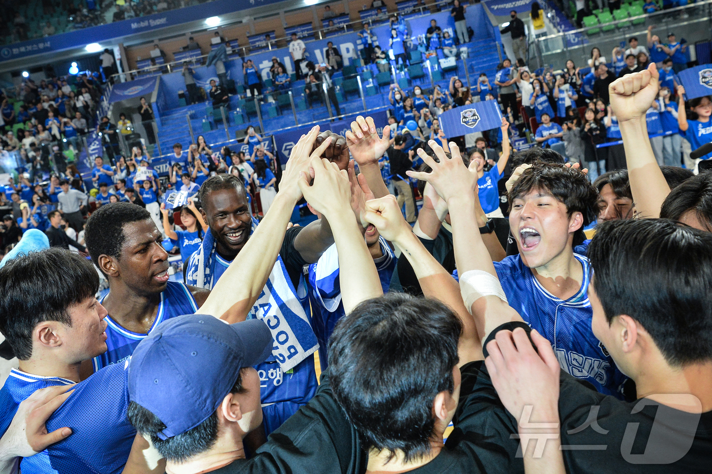 (서울=뉴스1) = 18일 대구체육관에서 열린 프로농구 '2024-25 KCC 프로농구 6강 플레이오프 4차전'에서 KT에 79-75로 승리한 한국가스공사 선수들이 기뻐하고 있다. …