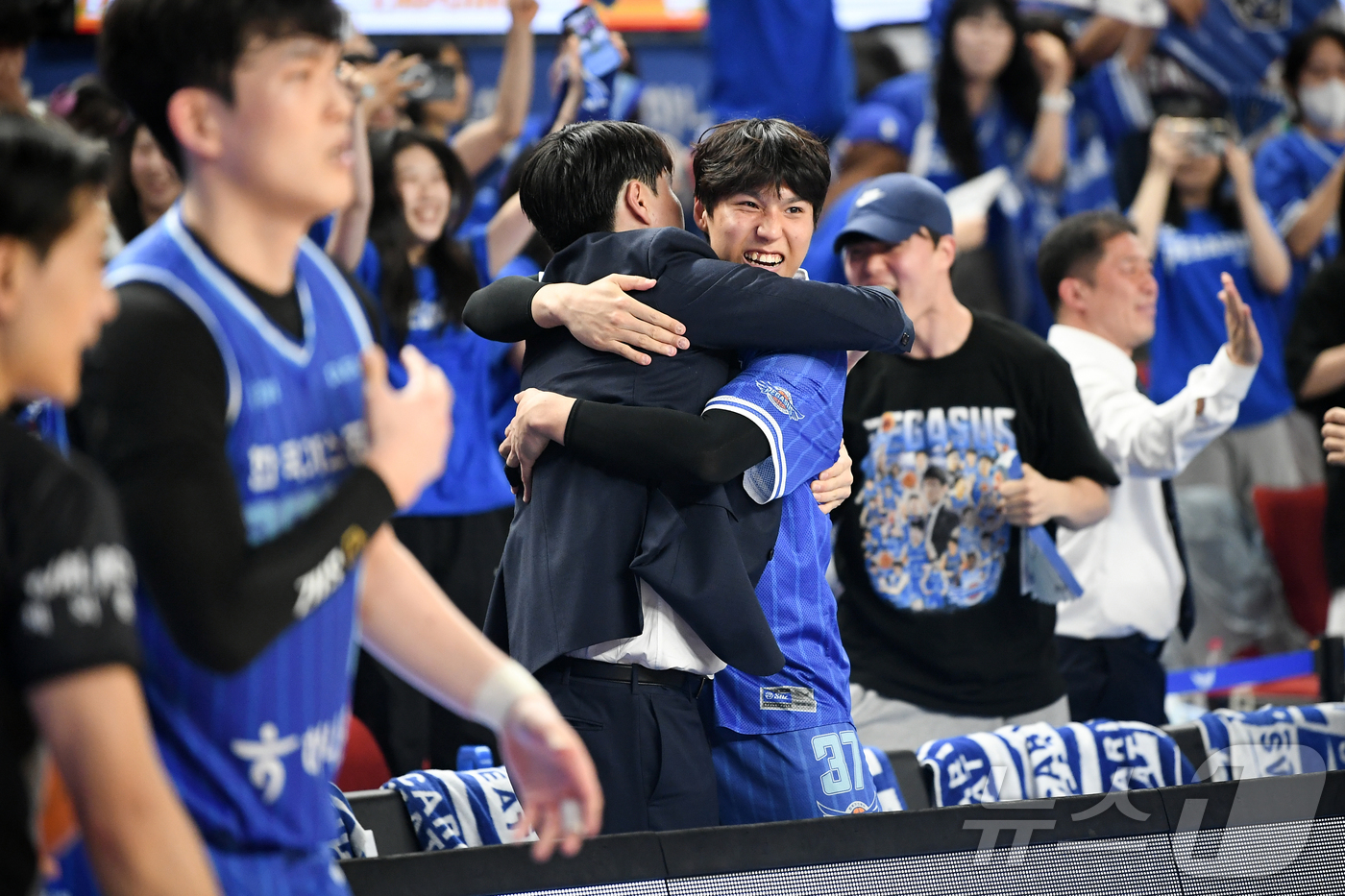 (서울=뉴스1) = 18일 대구체육관에서 열린 프로농구 '2024-25 KCC 프로농구 6강 플레이오프 4차전'에서 KT에 79-75로 승리한 한국가스공사 선수들이 기뻐하고 있다. …