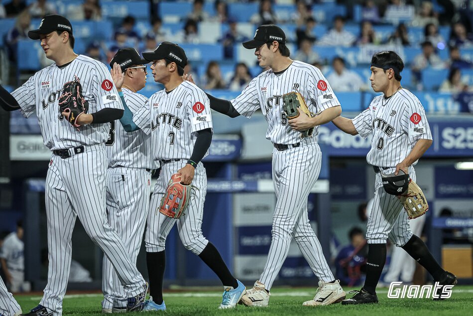 본문 이미지 - 롯데 자이언츠가 18일 열린 KBO리그 대구 삼성 라이온즈전에서 8-1로 승리, 4연승과 함께 2위로 올라섰다. (롯데 자이언츠 제공)