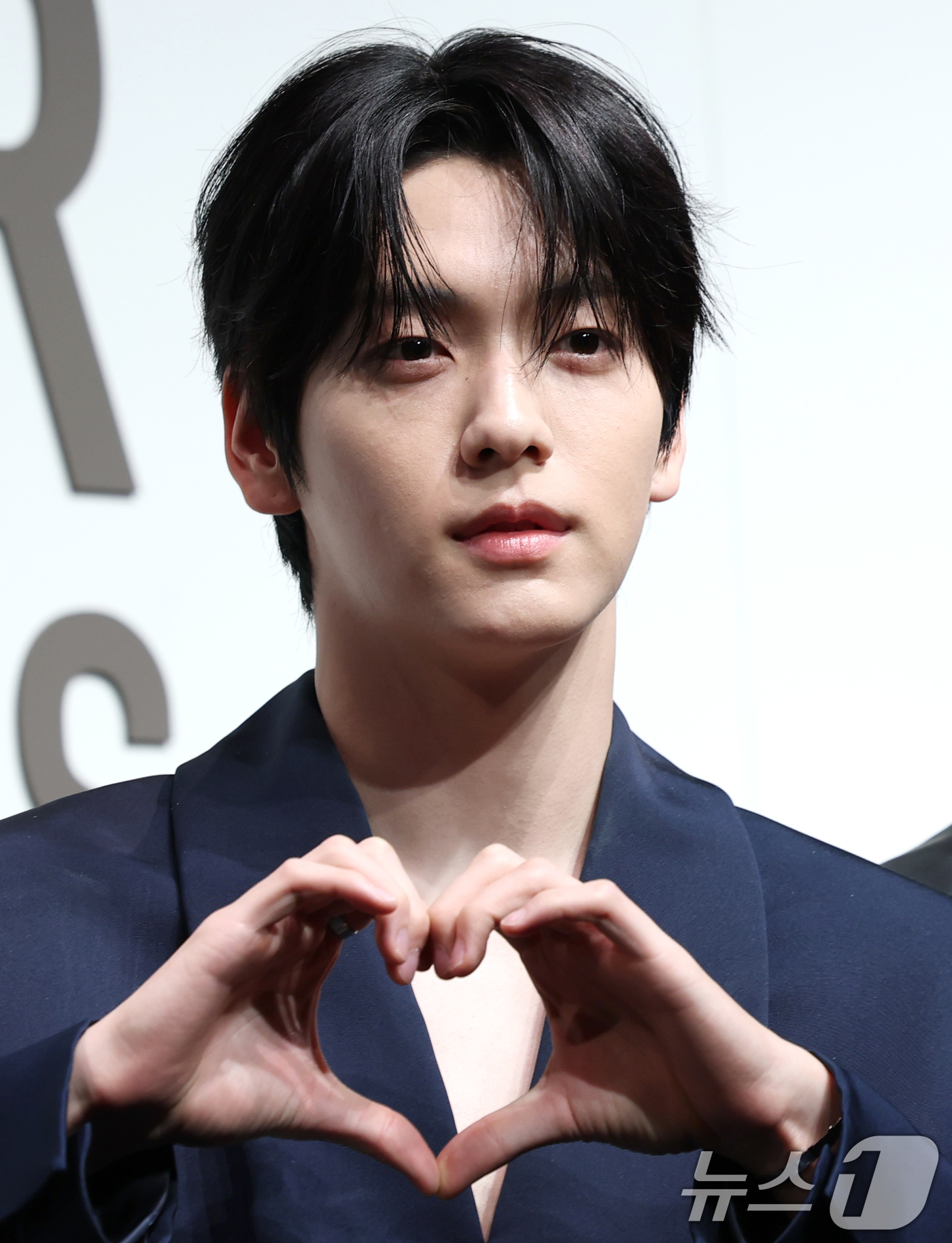 (서울=뉴스1) 권현진 기자 = 투모로우바이투게더 수빈이 18일 서울 중구 DDP에서 열린 프랑스 브랜드 디올(DIOR)의 ‘크리스챤 디올: 디자이너 오브 드림스(Christian …