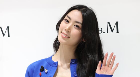 유희라, 빛나는 손 인사