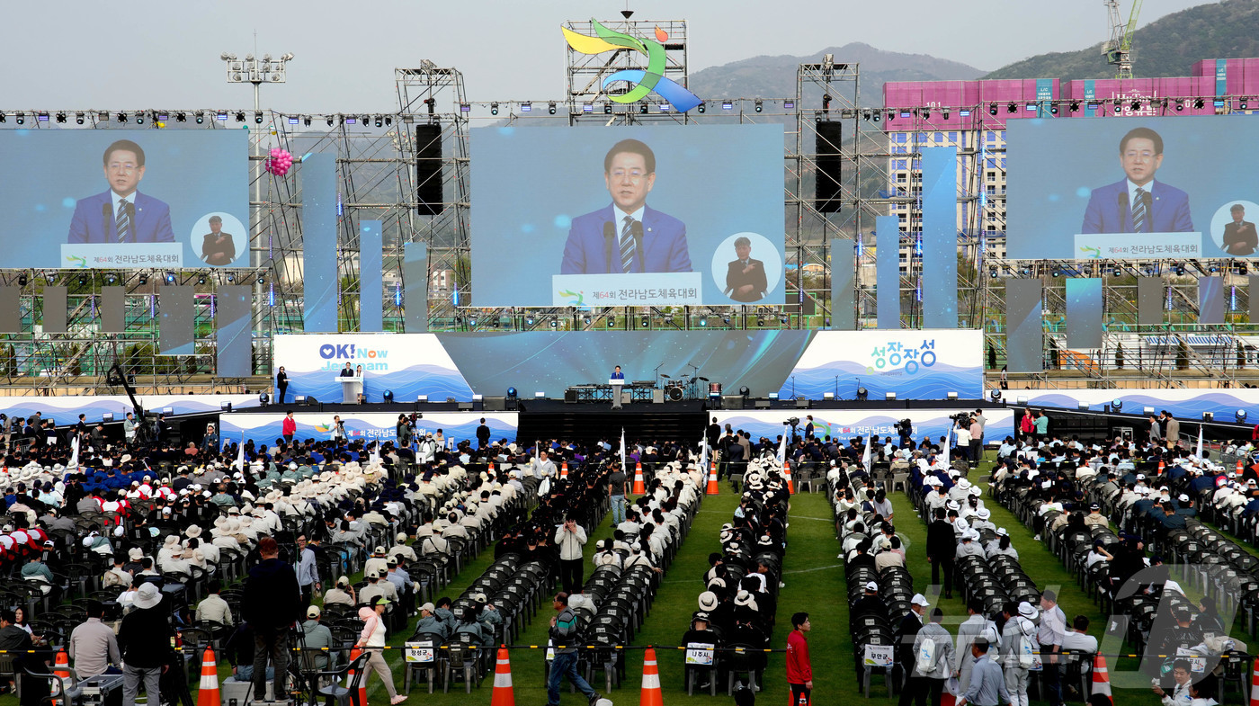 (무안=뉴스1) 전원 기자 = 18일 전남 장성 옐로우시티 스타디움에서 열린 ‘제64회 전라남도체육대회’ 개막식에서 김영록 전라남도지사가 기념사를 하고 있다. (전남도 제공. 재판 …