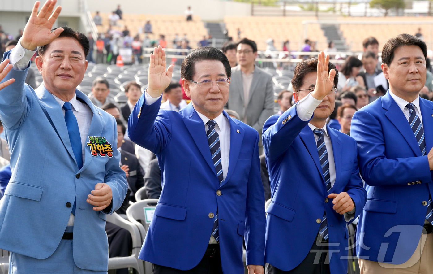 (무안=뉴스1) 전원 기자 = 18일 전남 장성 옐로우시티 스타디움에서 열린 ‘제64회 전라남도체육대회’ 개막식에서 김영록 전라남도지사 등 내빈들이 입장하는 선수들을 환영하고 있다 …