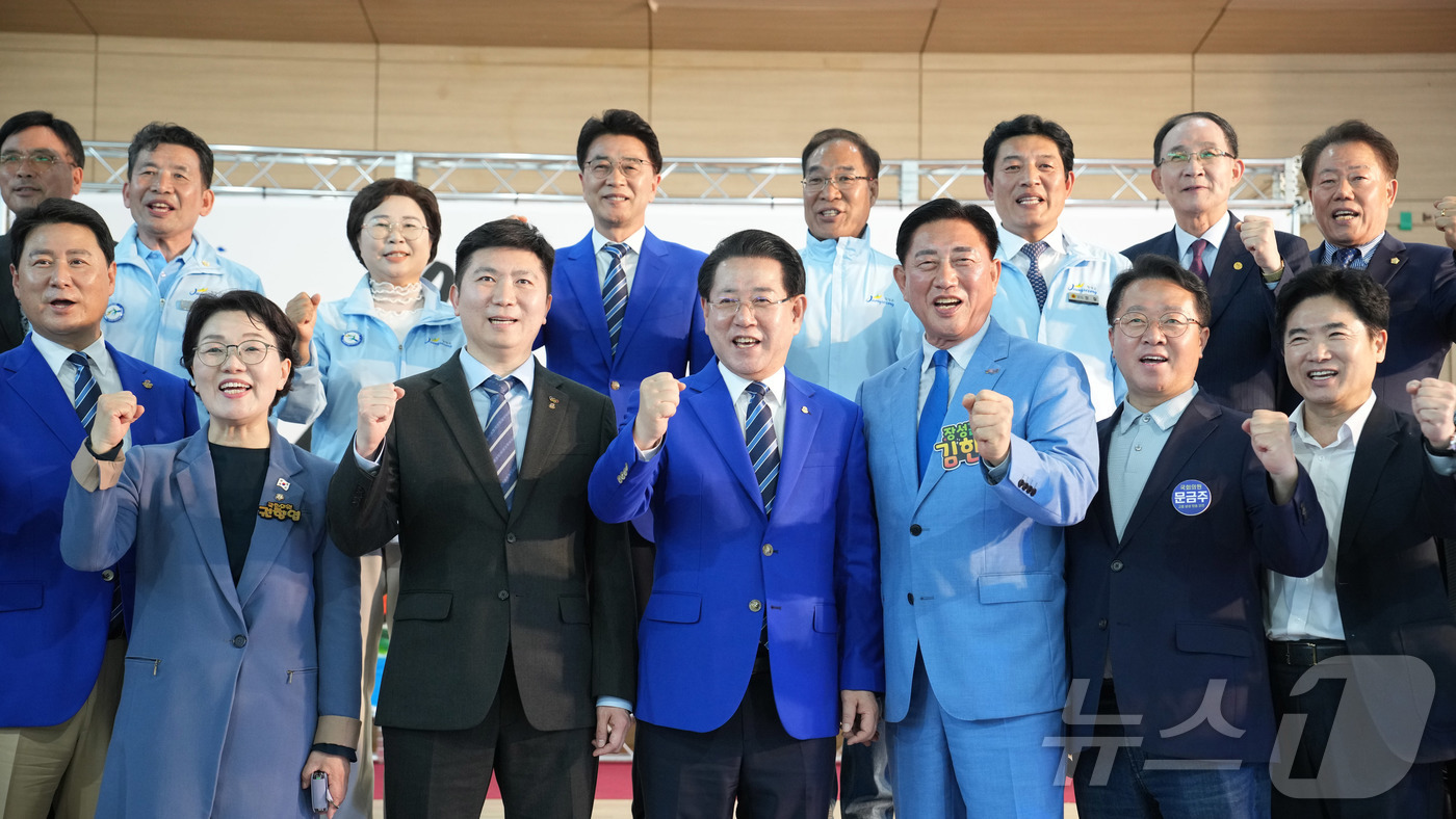 (무안=뉴스1) 전원 기자 = 18일 전남 장성 옐로우시티 스타디움 게이트볼장에서 열린 ‘제64회 전라남도체육대회’ 환영리셉션에서 김영록 전라남도지사 등 내빈들이 기념촬영을 하고 …