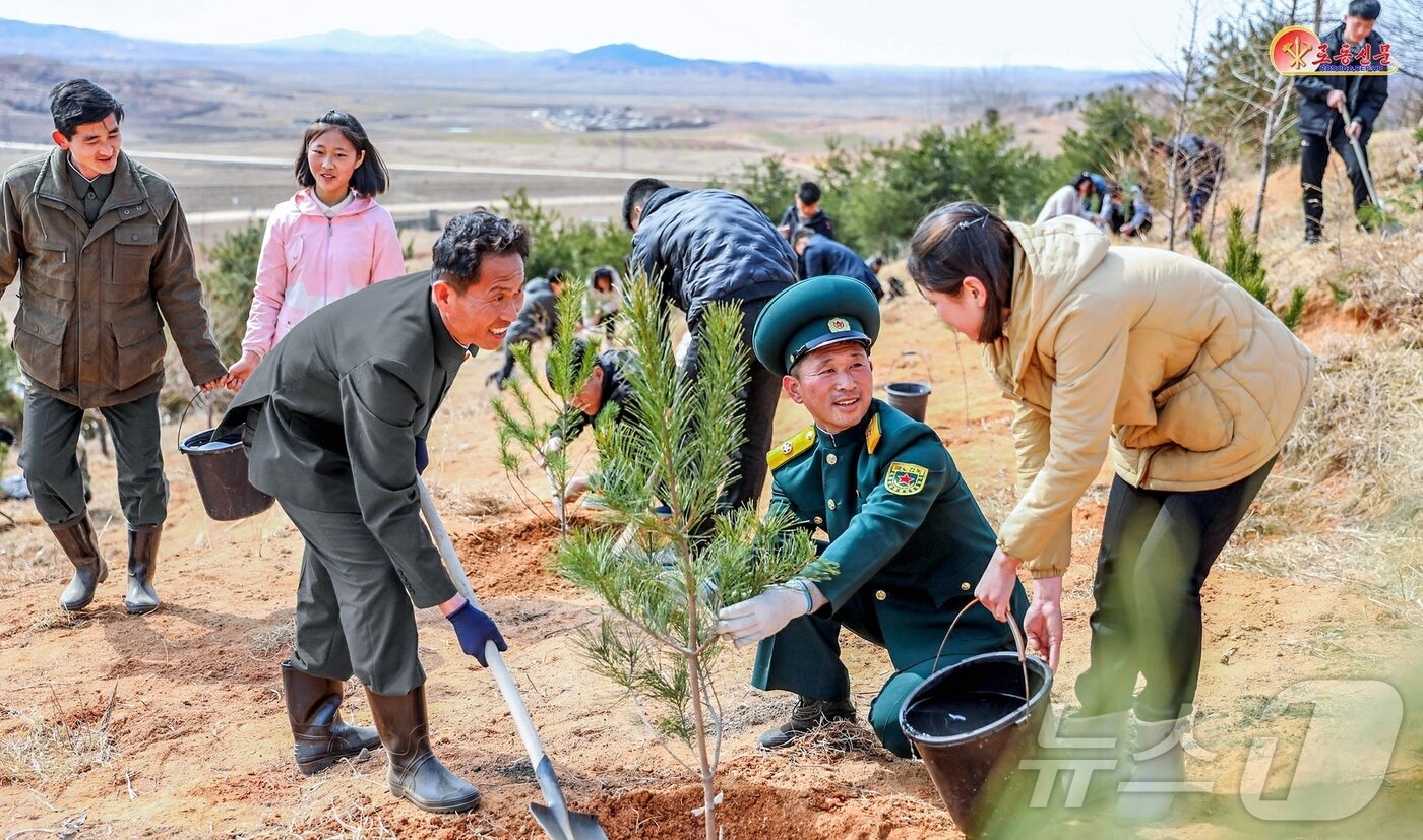 본문 이미지 - (평양 노동신문=뉴스1) = 북한 노동당 기관지 노동신문은 지난 4월 19일 "각지에서 애국의 마음을 담은 봄철나무심기가 활발히 진행됐다＂며 동림군 주민들이 나무를 심는 모습을 조명했다. [국내에서만 사용가능. 재배포 금지. DB 금지. For Use Only in the Republic of Korea. Redistribution Prohibited] rodongphoto@news1.kr