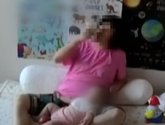 5개월 아기 젖병 '쪽쪽' 후 다시 아기 입으로…다 찍혔는데 발뺌[영상]