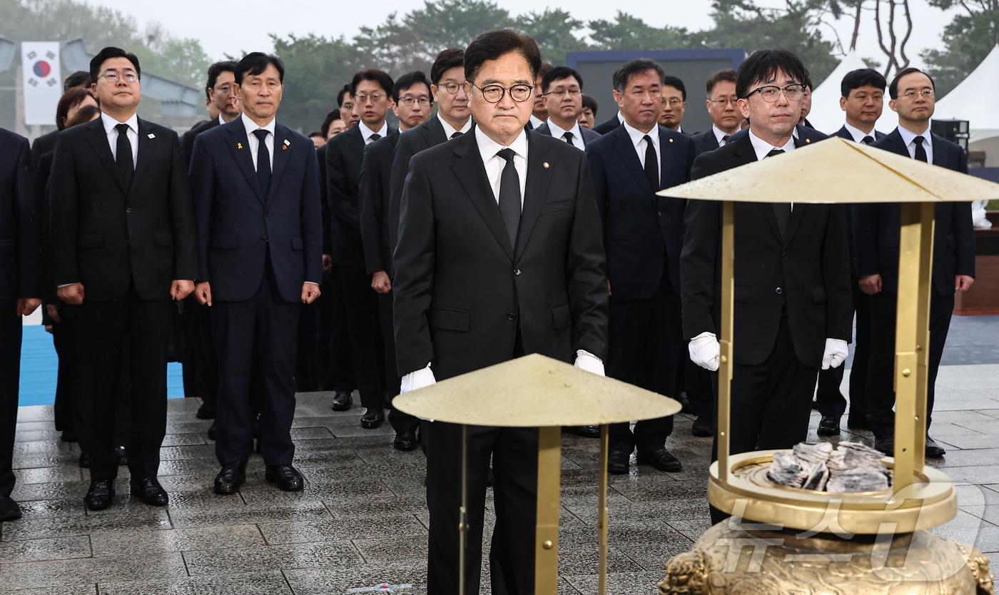 (서울=뉴스1) 김도우 기자 = 우원식 국회의장이 19일 오전 서울 강북구 국립 4·19민주묘지를 찾아 학생혁명 기념탑에서 분향하고 있다. 2025.4.19/뉴스1