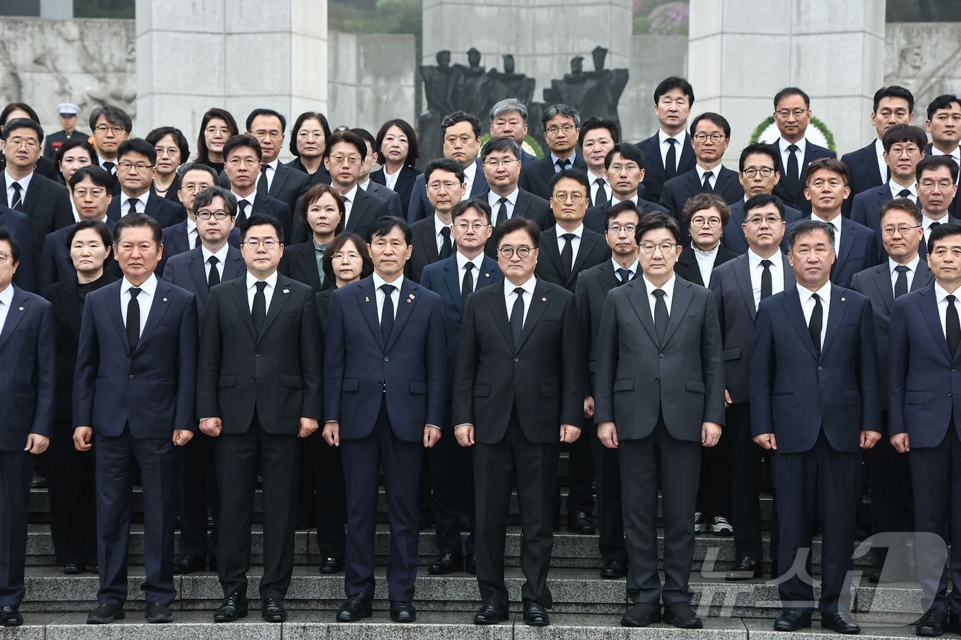 (서울=뉴스1) 김도우 기자 = 우원식 국회의장과 여야 원내대표, 상임위원장, 국회사무총장 등이 4·19혁명 제 65주년을 맞아 19일 오전 서울 강북구 국립 민주묘지를 찾아 참배 …