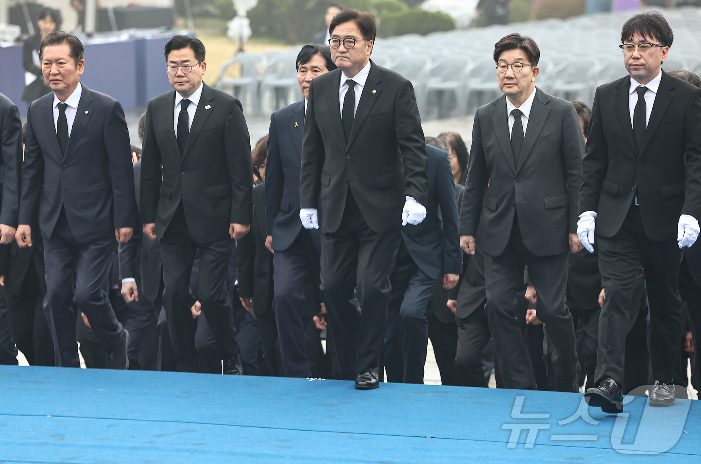 (서울=뉴스1) 김도우 기자 = 우원식 국회의장과 여야 원내대표, 상임위원장, 국회사무총장 등이 4·19혁명 제 65주년을 맞아 19일 오전 서울 강북구 국립 민주묘지를 찾아 학생 …