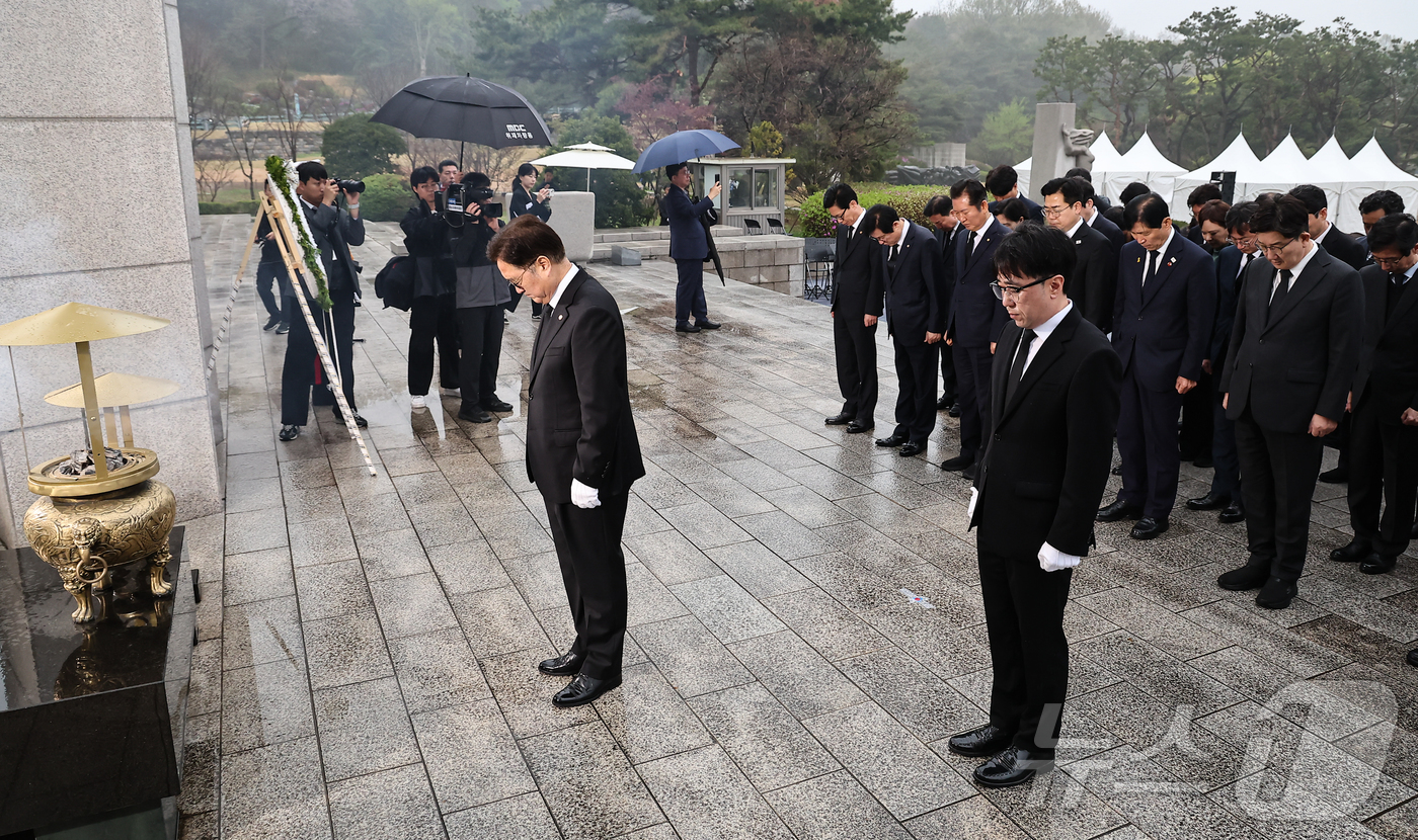 (서울=뉴스1) 김도우 기자 = 우원식 국회의장이 19일 오전 서울 강북구 국립 4·19민주묘지를 찾아 학생혁명 기념탑에서 묵념하고 있다. 2025.4.19/뉴스1