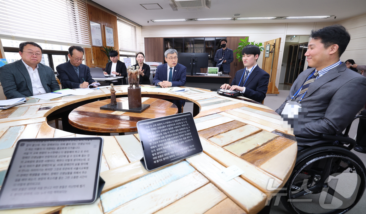(서울=뉴스1) = 정근식 서울시 교육감이 18일 오후 서울 종로구 서울시교육청에서 열린 장애인 교원의 교육활동 보호 및 실질적인 지원 방안을 위한 간담회에서 발언하고 있다.정 교 …