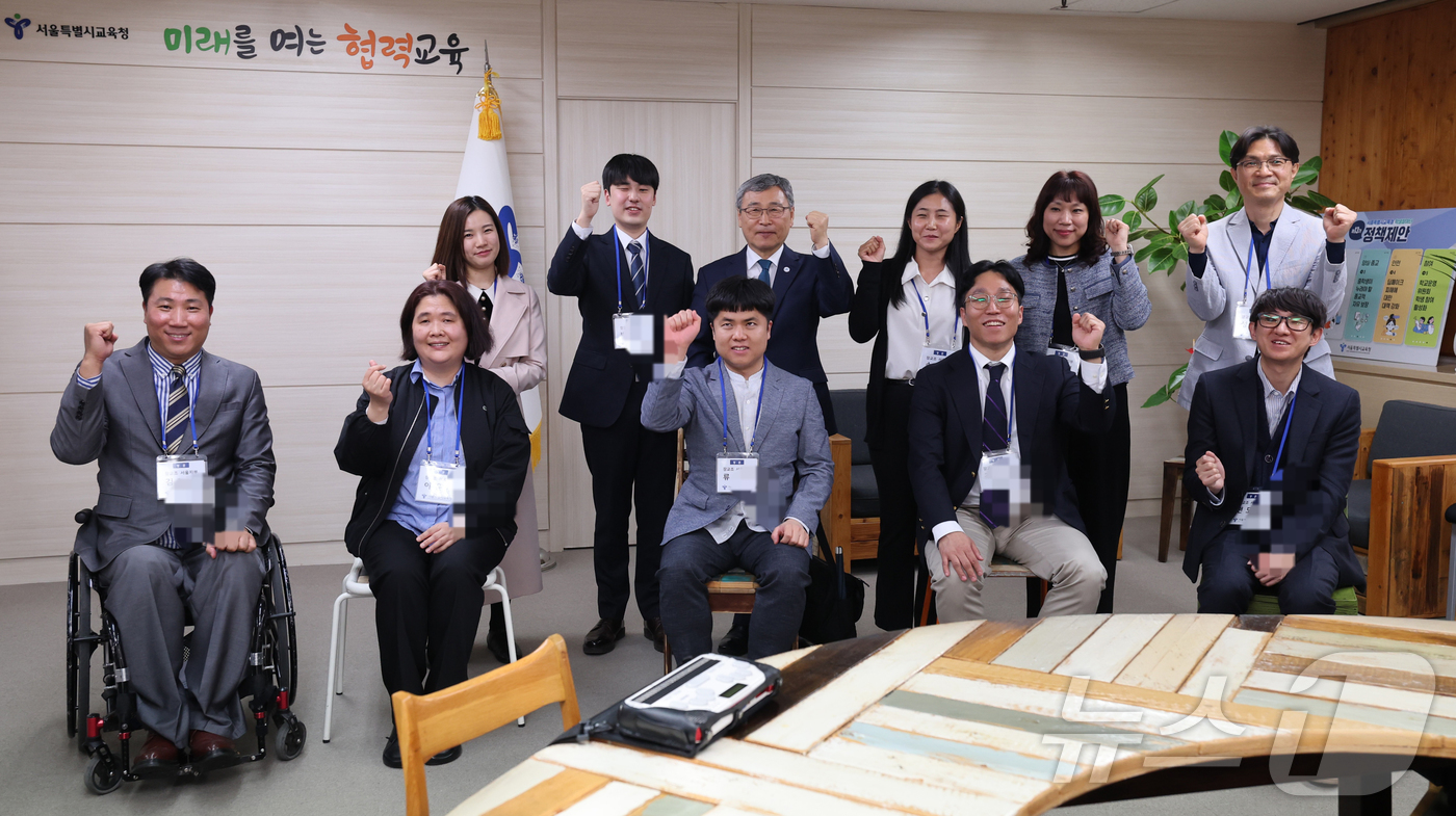 (서울=뉴스1) = 정근식 서울시 교육감이 18일 오후 서울 종로구 서울시교육청에서 열린 장애인 교원의 교육활동 보호 및 실질적인 지원 방안을 위한 간담회에서 장애인교원노동조합 서 …