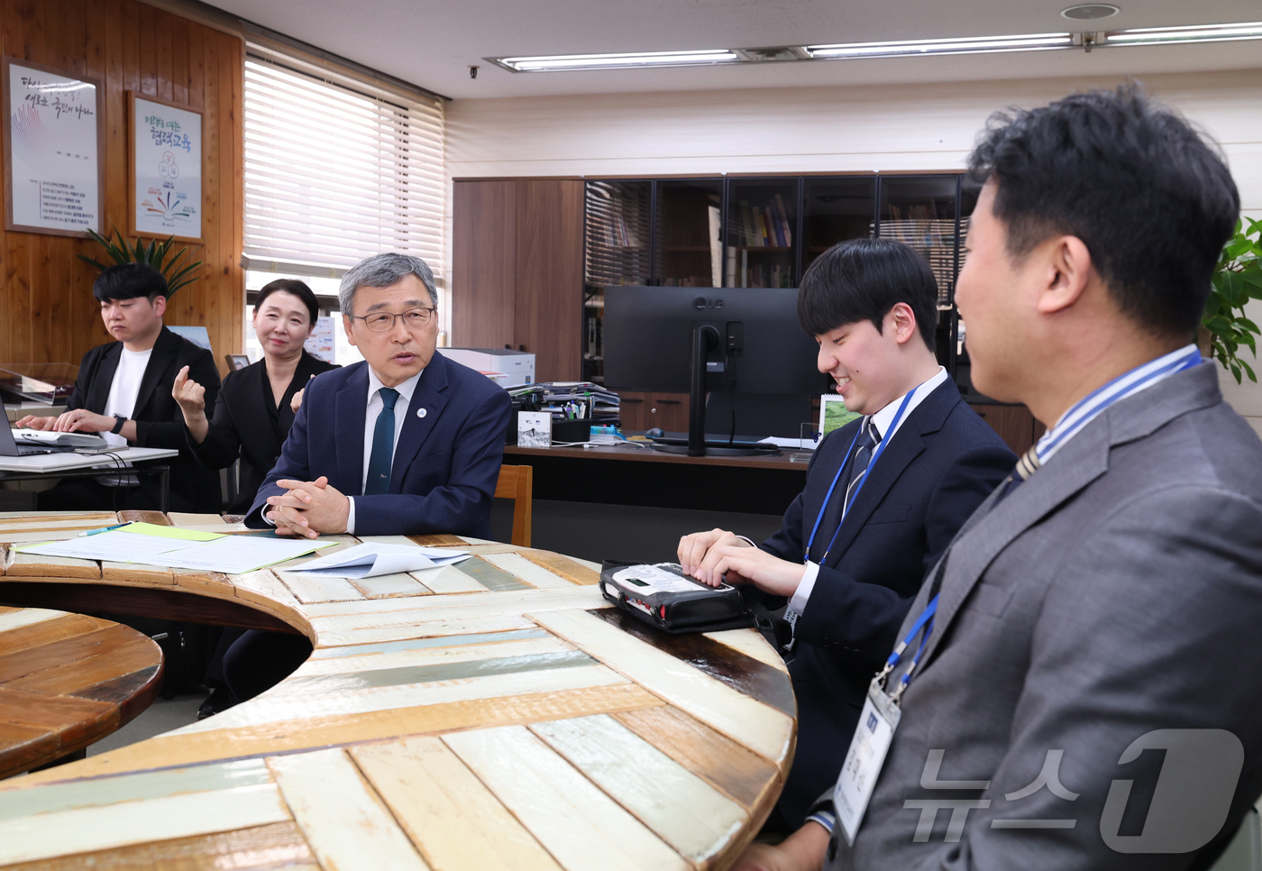 (서울=뉴스1) = 정근식 서울시 교육감이 18일 오후 서울 종로구 서울시교육청에서 열린 장애인 교원의 교육활동 보호 및 실질적인 지원 방안을 위한 간담회에서 장애인교원노동조합 서 …