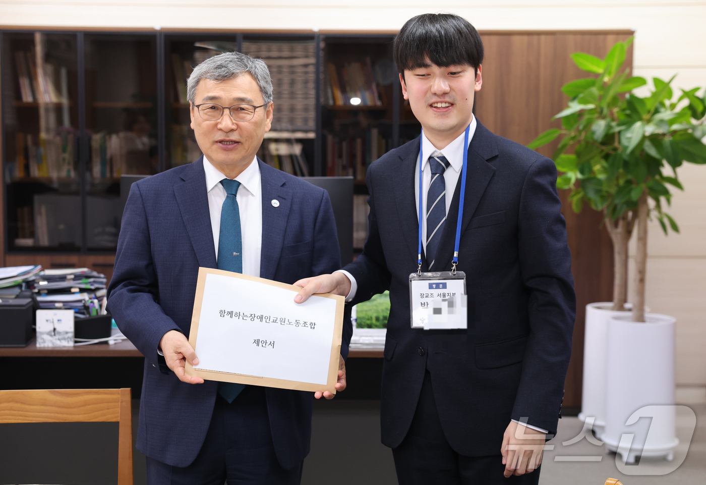 (서울=뉴스1) = 정근식 서울시 교육감이 18일 오후 서울 종로구 서울시교육청에서 열린 장애인 교원의 교육활동 보호 및 실질적인 지원 방안을 위한 간담회에서 장애인교원노동조합 서 …