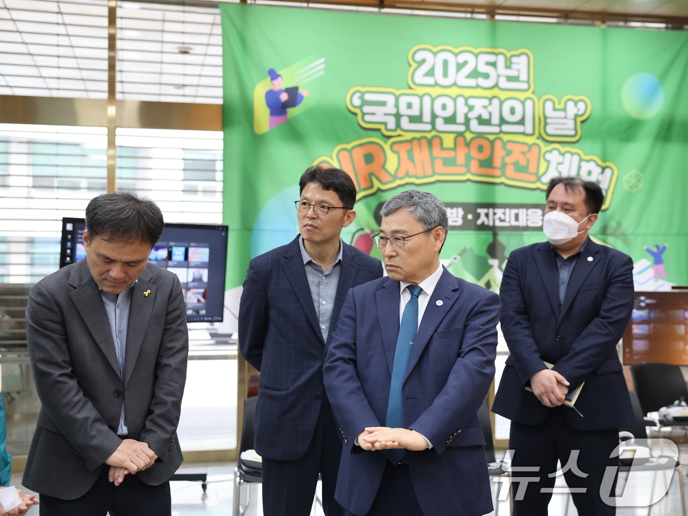 (서울=뉴스1) = 정근식 서울시교육감이 지난 18일 오전 서울 종로구 서울시교육청에서 직원들의 안전의식 제고와 사고 대응 역량 강화를 위해 마련된 심폐소생술 체험 및 화재 예방· …