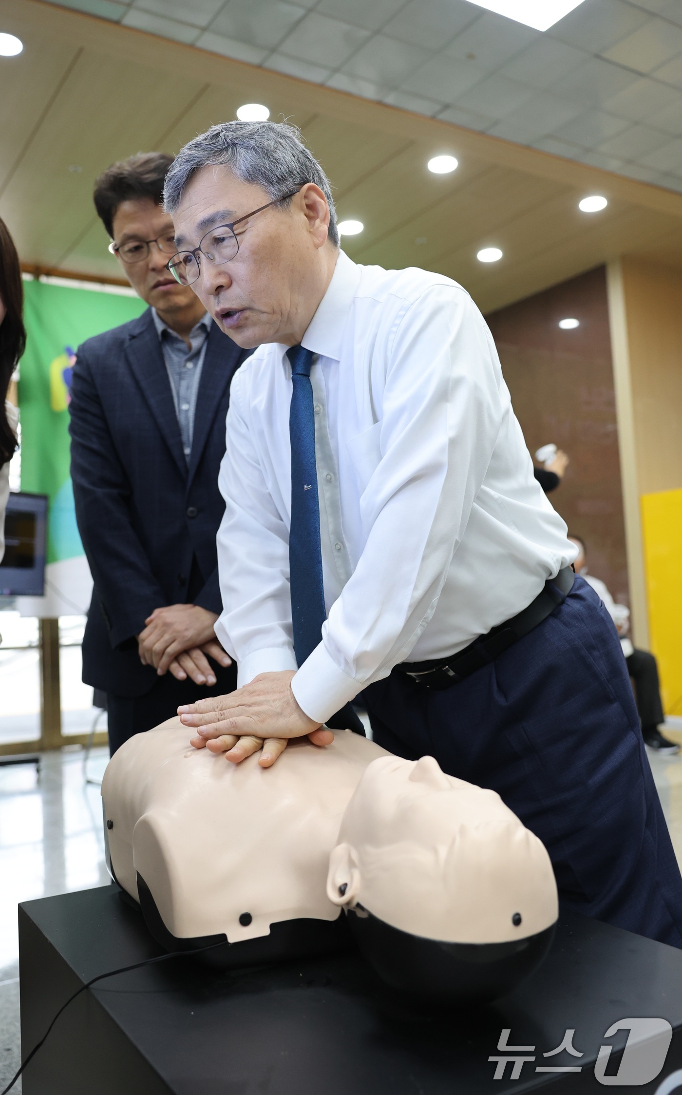 (서울=뉴스1) = 정근식 서울시교육감이 지난 18일 오전 서울 종로구 서울시교육청에서 직원들의 안전의식 제고와 사고 대응 역량 강화를 위해 마련된 심폐소생술 체험 및 화재 예방· …