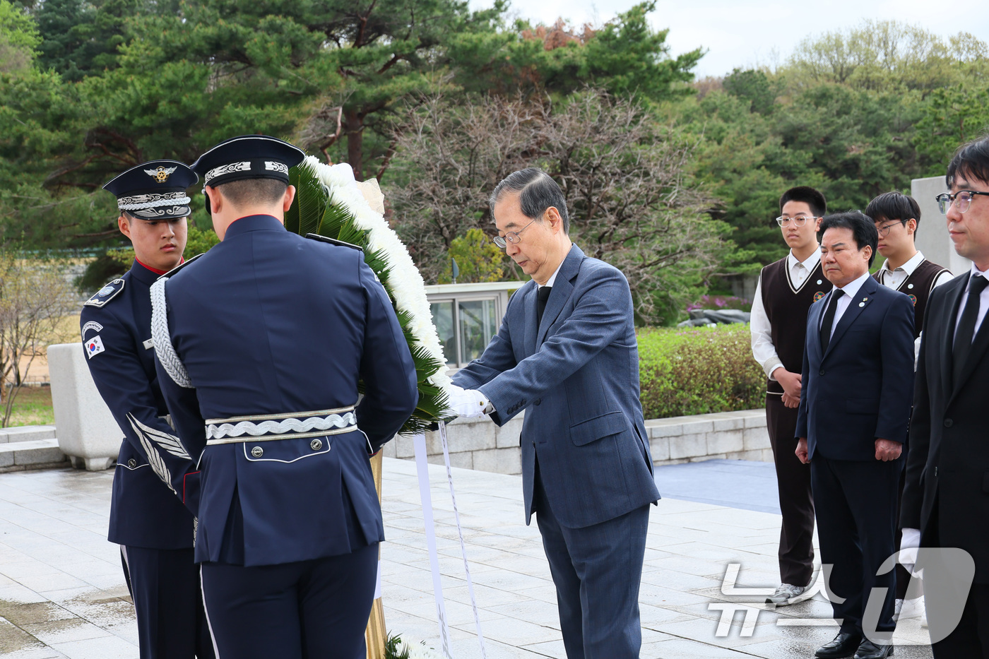 (서울=뉴스1) 임세영 기자 = 한덕수 대통령 권한대행 국무총리가 19일  서울 강북구 국립 4.19민주묘지에서 열린 제65주년 4.19혁명 기념식에서 헌화를 하고 있다. (총리실 …