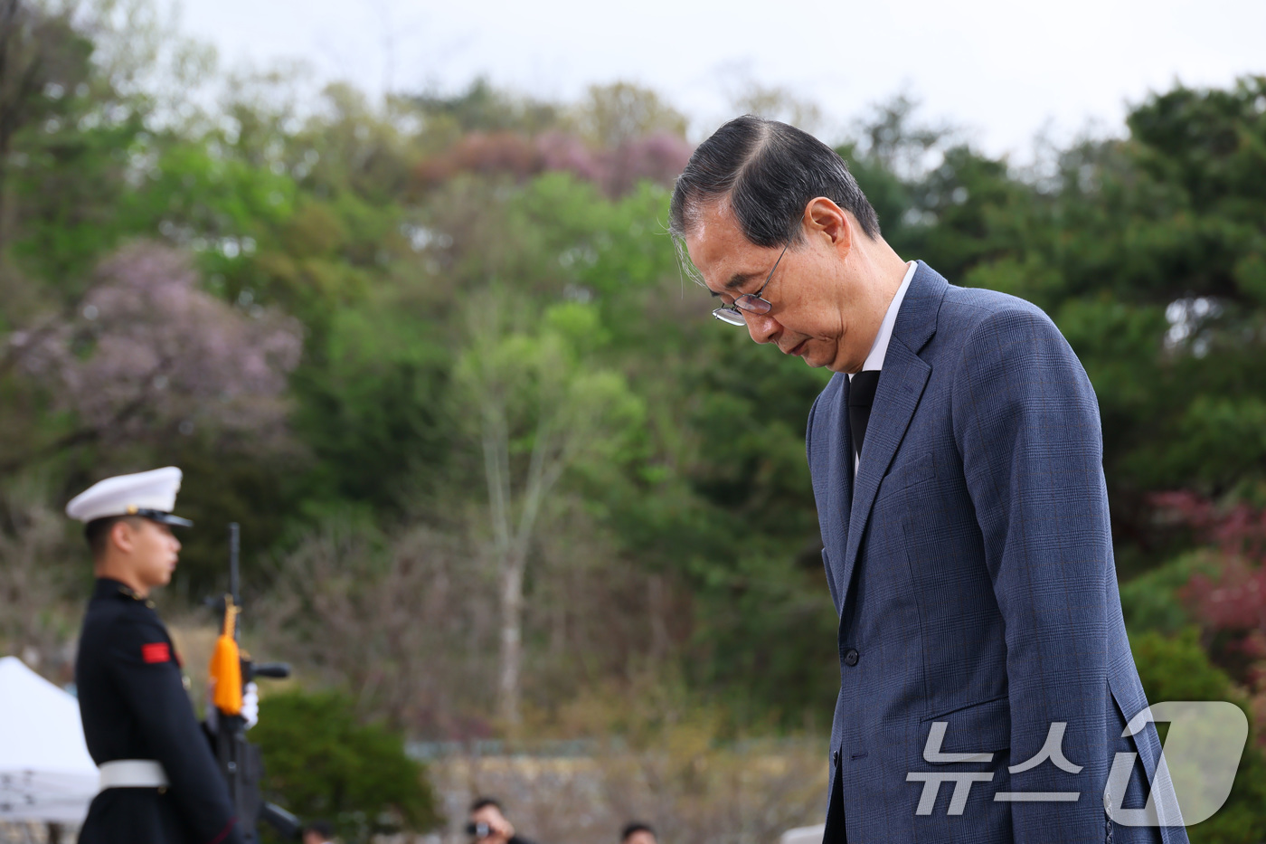 (서울=뉴스1) 임세영 기자 = 한덕수 대통령 권한대행 국무총리가 19일  서울 강북구 국립 4.19민주묘지에서 열린 제65주년 4.19혁명 기념식에서 묵념을 하고 있다. (총리실 …