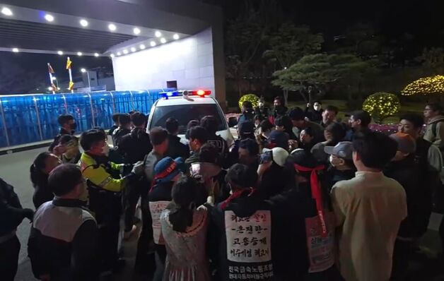경찰, 현대차 울산공장 앞 농성 노조원 3명 공무집행 방해 연행