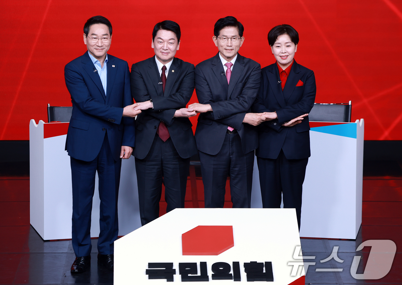 (서울=뉴스1) 김진환 기자 = 19일 오후 서울 강서구 ASSA아트홀에서 열린 국민의힘 '제21대 대통령후보자 1차 경선 조별 토론회’에 참석한 후보들이 기념 촬영을 하고 있다. …