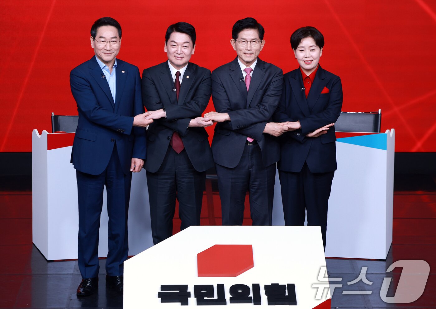 본문 이미지 - 19일 오후 서울 강서구 ASSA아트홀에서 열린 국민의힘 &#39;제21대 대통령후보자 1차 경선 조별 토론회’에 참석한 후보들이 기념 촬영을 하고 있다. 왼쪽부터 유정복, 안철수, 김문수, 양향자 후보. 2025.4.19/뉴스1 ⓒ News1 김진환 기자
