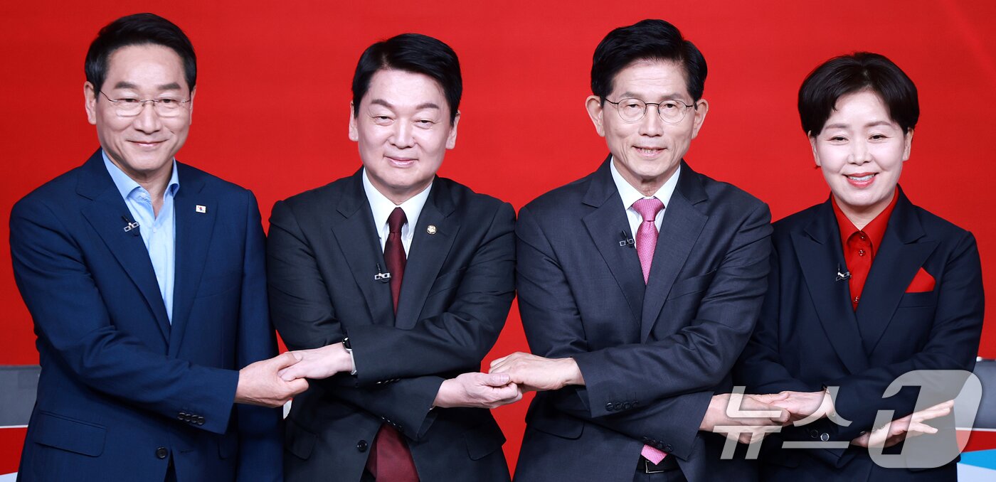 본문 이미지 - 19일 오후 서울 강서구 ASSA아트홀에서 열린 국민의힘 &#39;제21대 대통령후보자 1차 경선 조별 토론회’에 참석한 후보들이 기념 촬영을 하고 있다. 왼쪽부터 유정복, 안철수, 김문수, 양향자 후보. 2025.4.19/뉴스1 ⓒ News1 김진환 기자