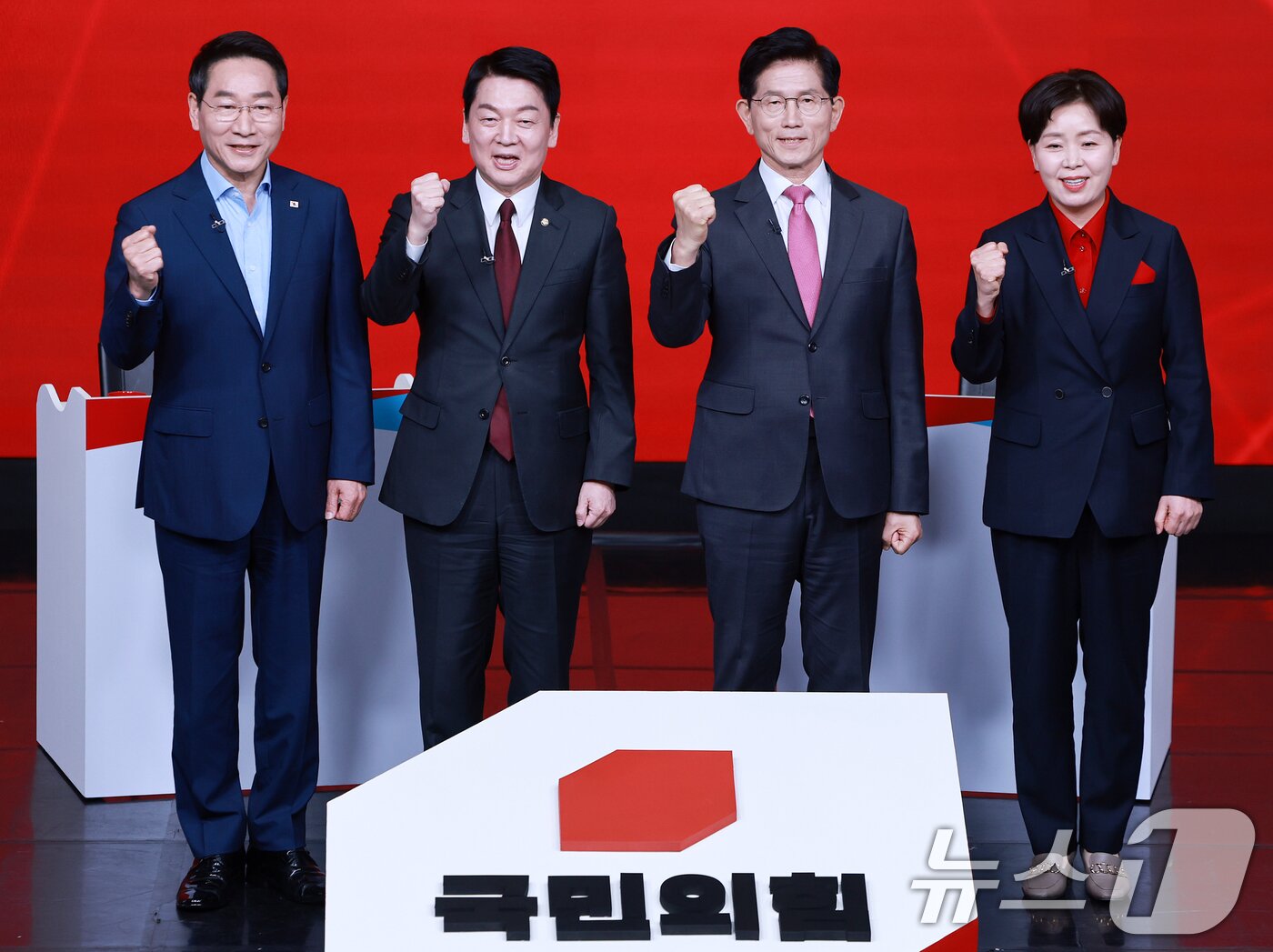 본문 이미지 - 19일 오후 서울 강서구 ASSA아트홀에서 열린 국민의힘 &#39;제21대 대통령후보자 1차 경선 조별 토론회’에 참석한 후보들이 기념 촬영을 하고 있다. 왼쪽부터 유정복, 안철수, 김문수, 양향자 후보. 2025.4.19/뉴스1 ⓒ News1 김진환 기자