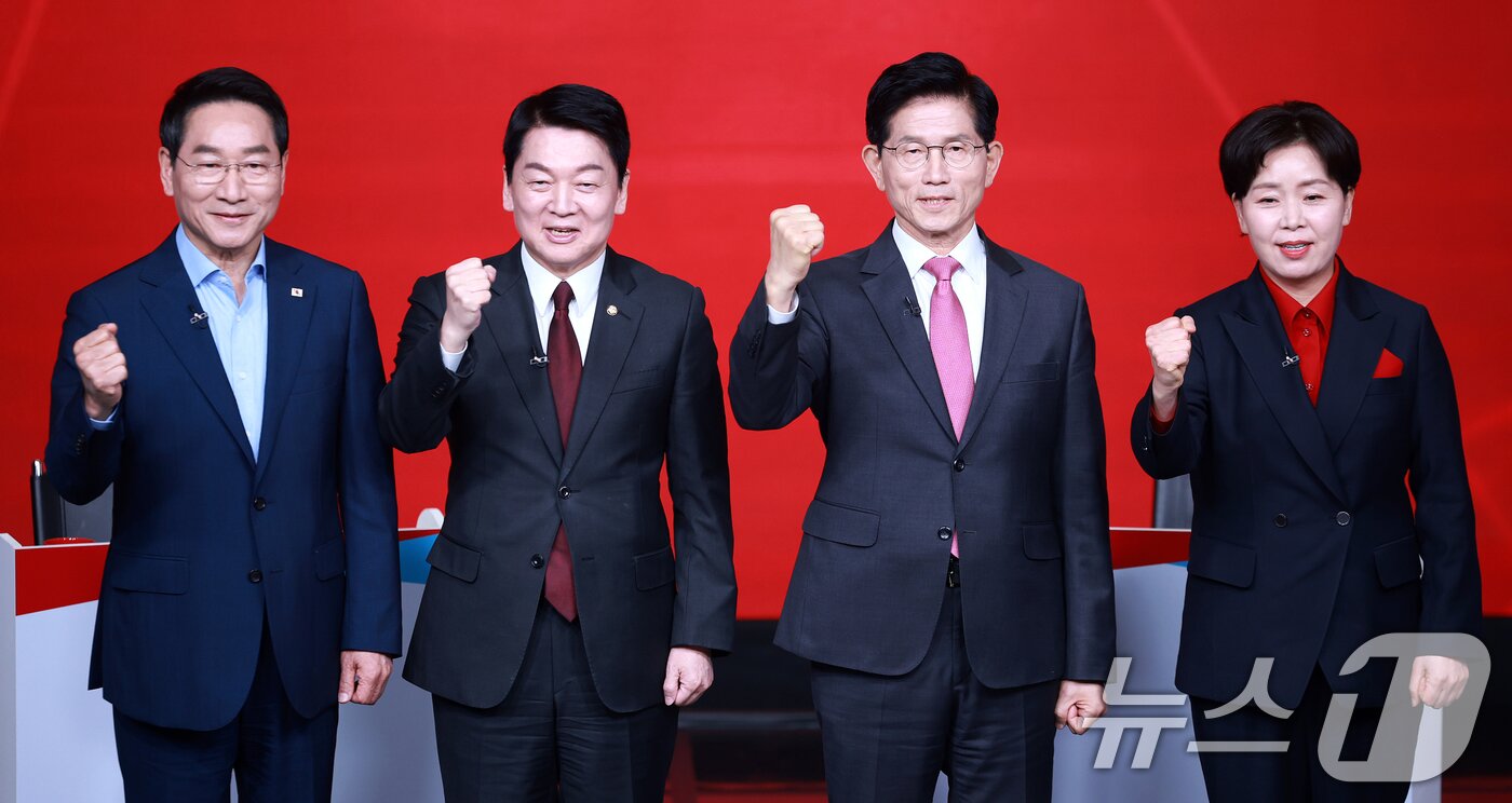 본문 이미지 - 19일 오후 서울 강서구 ASSA아트홀에서 열린 국민의힘 &#39;제21대 대통령후보자 1차 경선 조별 토론회’에 참석한 후보들이 기념 촬영을 하고 있다. 왼쪽부터 유정복, 안철수, 김문수, 양향자 후보. 2025.4.19/뉴스1 ⓒ News1 김진환 기자