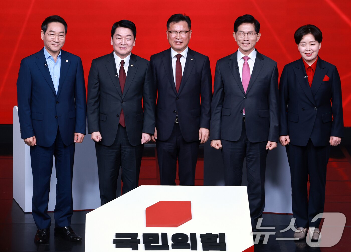 본문 이미지 - 19일 오후 서울 강서구 ASSA아트홀에서 열린 국민의힘 &#39;제21대 대통령후보자 1차 경선 조별 토론회’에 참석한 후보들이 이양수 사무총장과 기념 촬영을 하고 있다. 왼쪽부터 유정복, 안철수, 이양수 사무총장, 김문수, 양향자 후보. 2025.4.19/뉴스1 ⓒ News1 김진환 기자