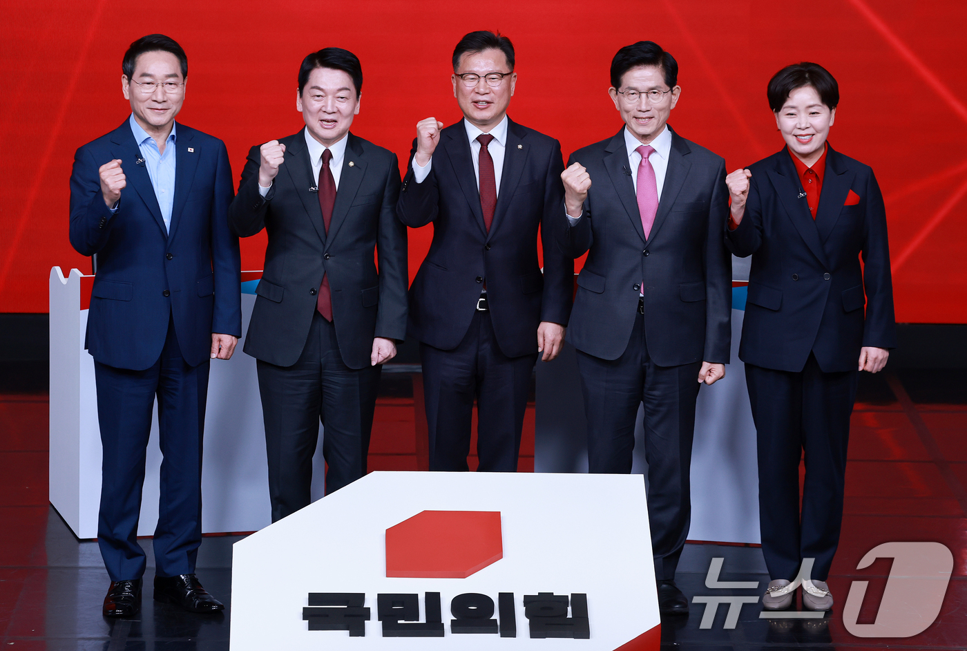 (서울=뉴스1) 김진환 기자 = 19일 오후 서울 강서구 ASSA아트홀에서 열린 국민의힘 '제21대 대통령후보자 1차 경선 조별 토론회’에 참석한 후보들이 이양수 사무총장과 기념 …