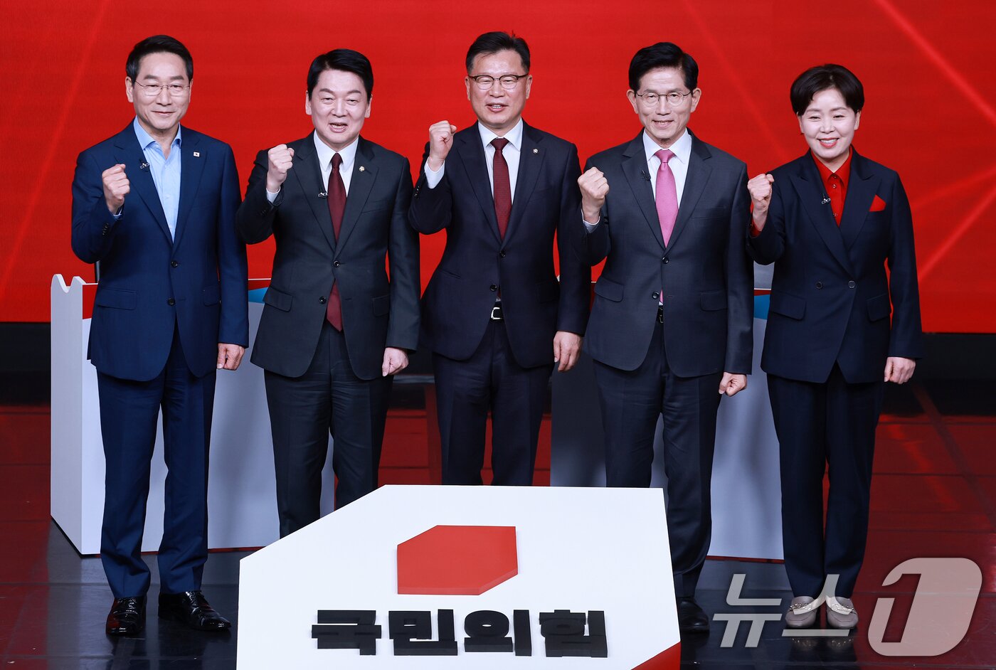 본문 이미지 - 19일 오후 서울 강서구 ASSA아트홀에서 열린 국민의힘 &#39;제21대 대통령후보자 1차 경선 조별 토론회’에 참석한 후보들이 이양수 사무총장과 기념 촬영을 하고 있다. 왼쪽부터 유정복, 안철수, 이양수 사무총장, 김문수, 양향자 후보. 2025.4.19/뉴스1 ⓒ News1 김진환 기자
