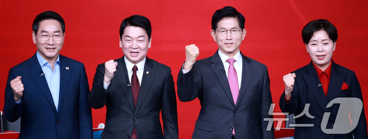 본문 이미지 - 19일 오후 서울 강서구 ASSA아트홀에서 열린 국민의힘 &#39;제21대 대통령후보자 1차 경선 조별 토론회’에 참석한 후보들이 기념 촬영을 하고 있다. 왼쪽부터 유정복, 안철수, 김문수, 양향자 후보. 2025.4.19/뉴스1 ⓒ News1 김진환 기자