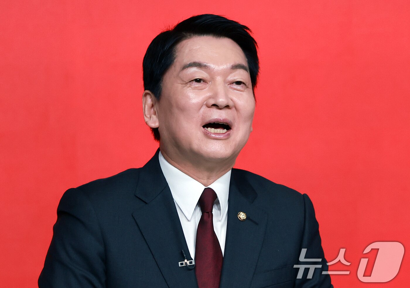 본문 이미지 - 안철수 국민의힘 대선 경선 후보가 19일 오후 서울 강서구 ASSA아트홀에서 열린 국민의힘 &#39;제21대 대통령후보자 1차 경선 조별 ‘토론회에서 인사말을 하고 있다. 2025.4.19/뉴스1 ⓒ News1 김진환 기자