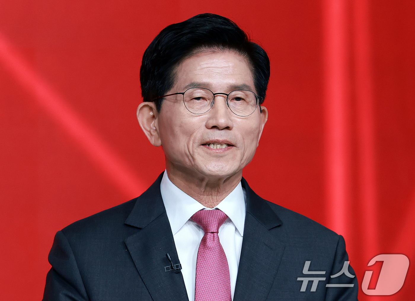 (서울=뉴스1) 김진환 기자 = 김문수 국민의힘 대선 경선 후보가 19일 오후 서울 강서구 ASSA아트홀에서 열린 국민의힘 '제21대 대통령후보자 1차 경선 조별 ‘토론회에서 인사 …